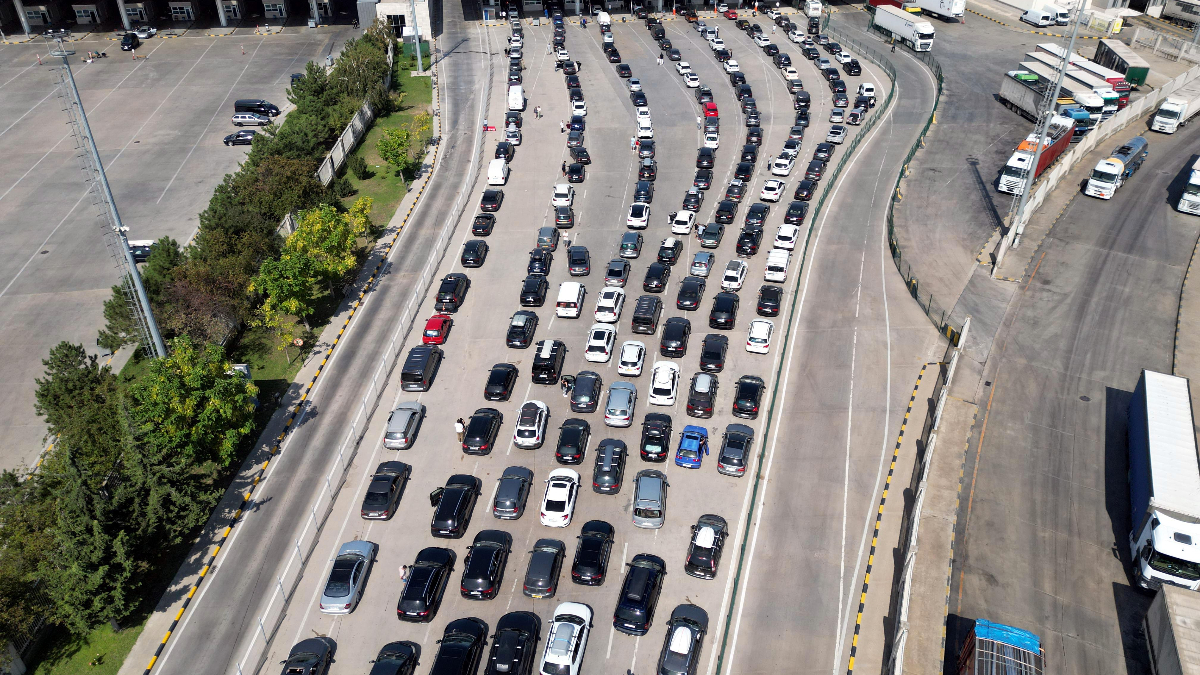 Sınır kapılarından 2 milyon gurbetçi çıkış yaptı