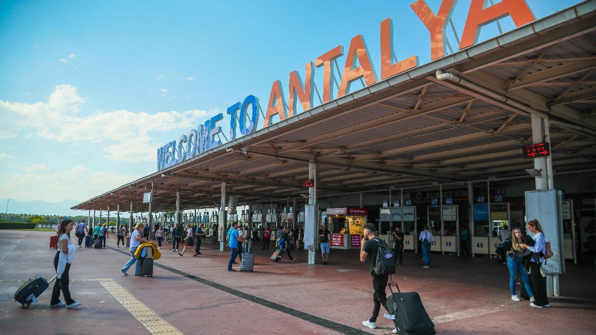 8 ayda Antalya'ya 11,7 milyon turist geldi