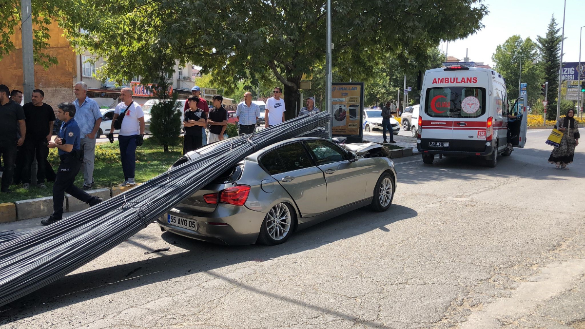 Elazığ'da feci kaza: Lüks araç, tonlarca demirin altında kaldı