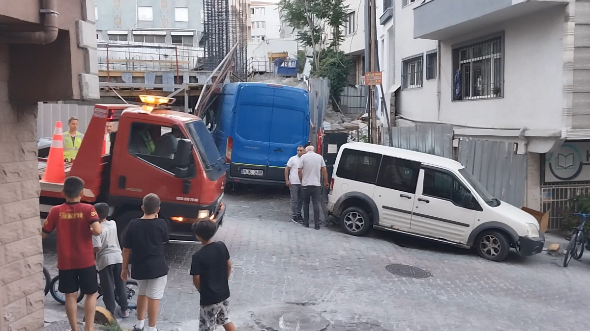 Kağıthane’de frene basacağına gaza bastı, çocuklar son anda kurtuldu