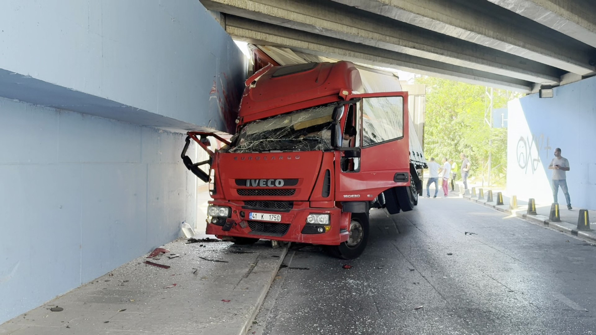 İstanbul’da navigasyon yanlış yola soktu: Kamyon alt geçitte sıkıştı