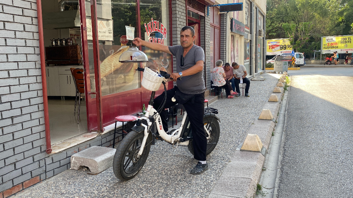 Eskişehir'de elektrikli bisiklet ile servis yapan çaycı dikkat çekiyor