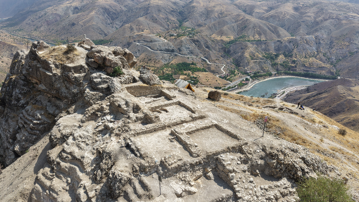 Palu Kalesi'nde yapılan kazı çalışmalarında önemli bulgulara ulaşıldı