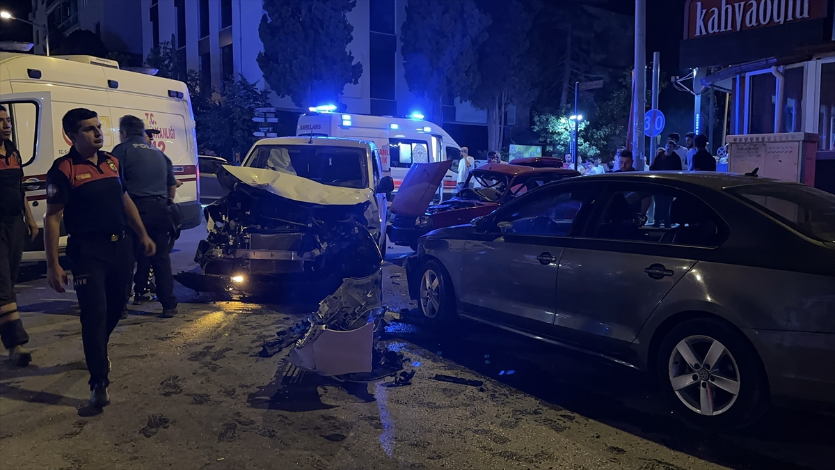 Burdur'da 3 aracın karıştığı kazada 1 kişi öldü