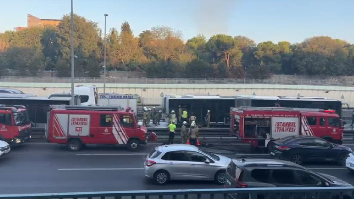 İstanbul Zeytinburnu'nda metrobüs yandı
