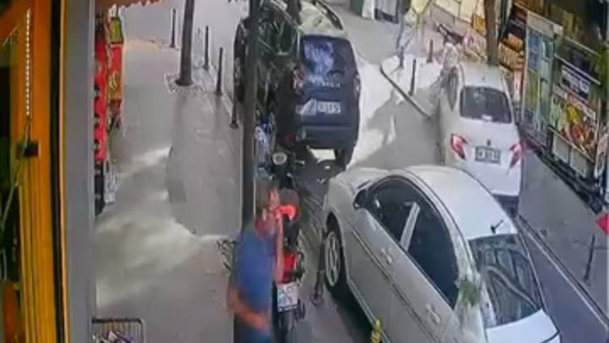 İstanbul'da kaldırımdan yola atlayan çocuğa otomobil çarptı
