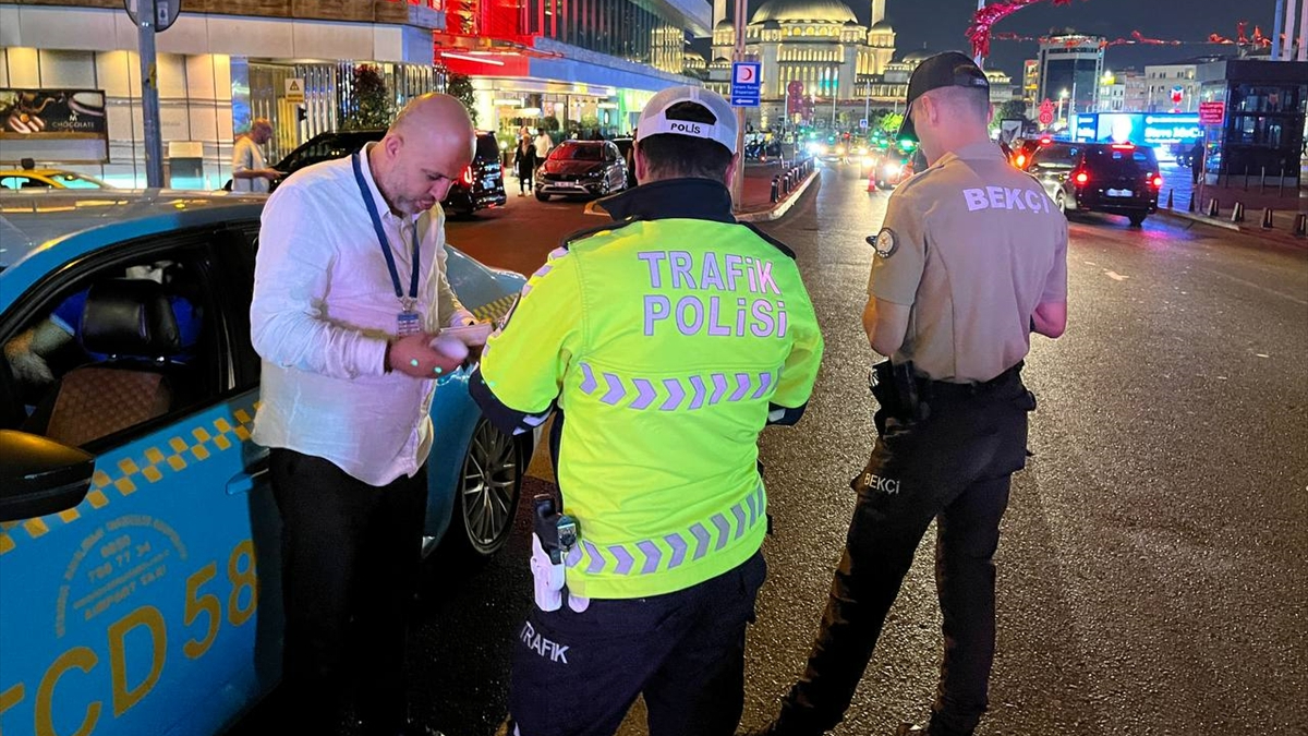 İstanbul polisinden kent genelinde "huzur" uygulaması gerçekleştirildi