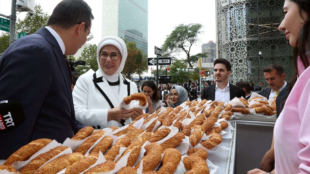 Emine Erdoğan'dan Türkevi'nin yakınındaki simit standına ziyaret