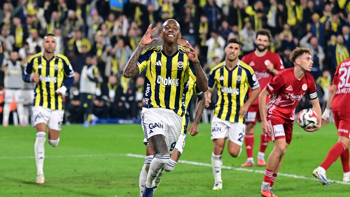 Fenerbahçe, Antalyaspor'u iki golle geçti