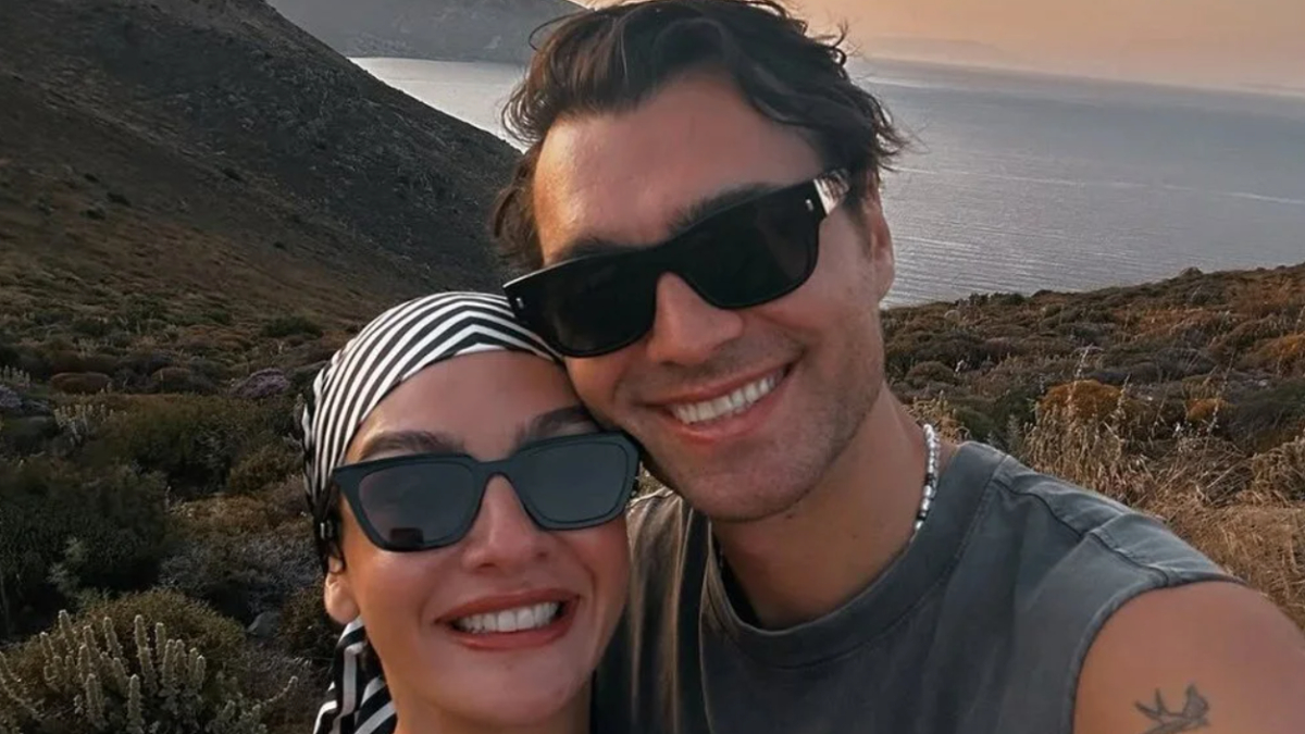 Oyuncu Hakan Kurtaş takipçilerini geçmişe götürdü: "İyi ki annem ve babam"