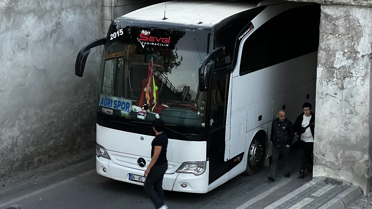 Ağrı 1970 Spor'un takım otobüsü, Kayseri'de altgeçide sıkıştı