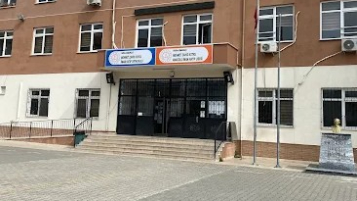 Bursa'da lisede gasp dehşeti: Öğrenciyi dövüp müdür yardımcısının burnunu kırdılar