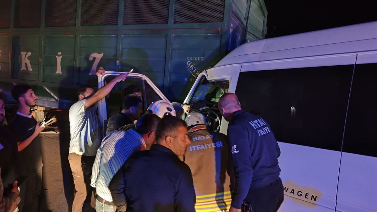 Hatay'da traktöre çarpan minibüsteki 15 kişi yaralandı