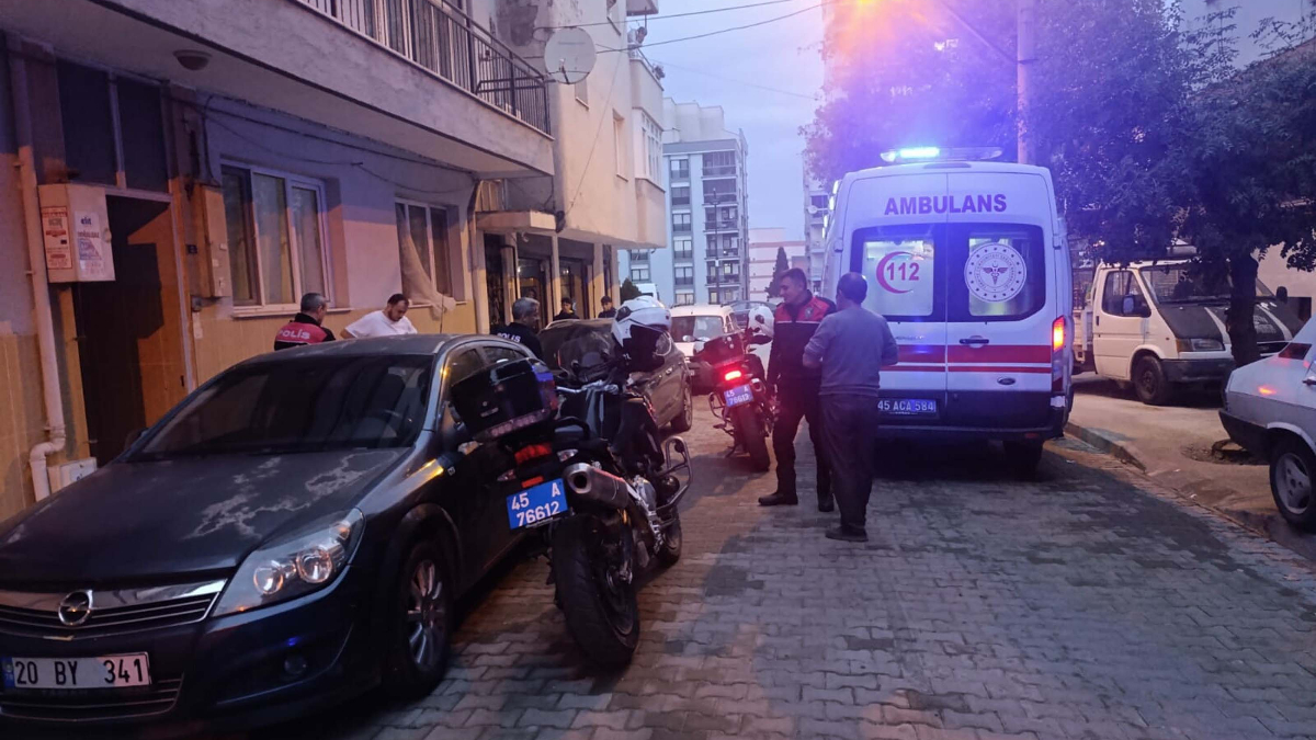Manisa'da bıçaklı kavgada dayı ve yeğen birbirini yaraladı