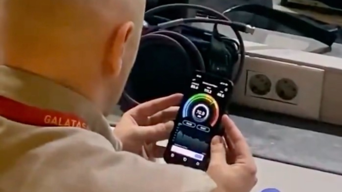 Norveçli gazeteciler maçta desibel ölçümü yaptı: Kulaklarını tıkadı...