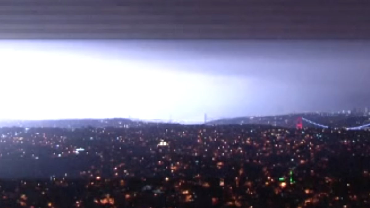 İstanbul'da gök gürültülü sağanak yağış etkili oldu