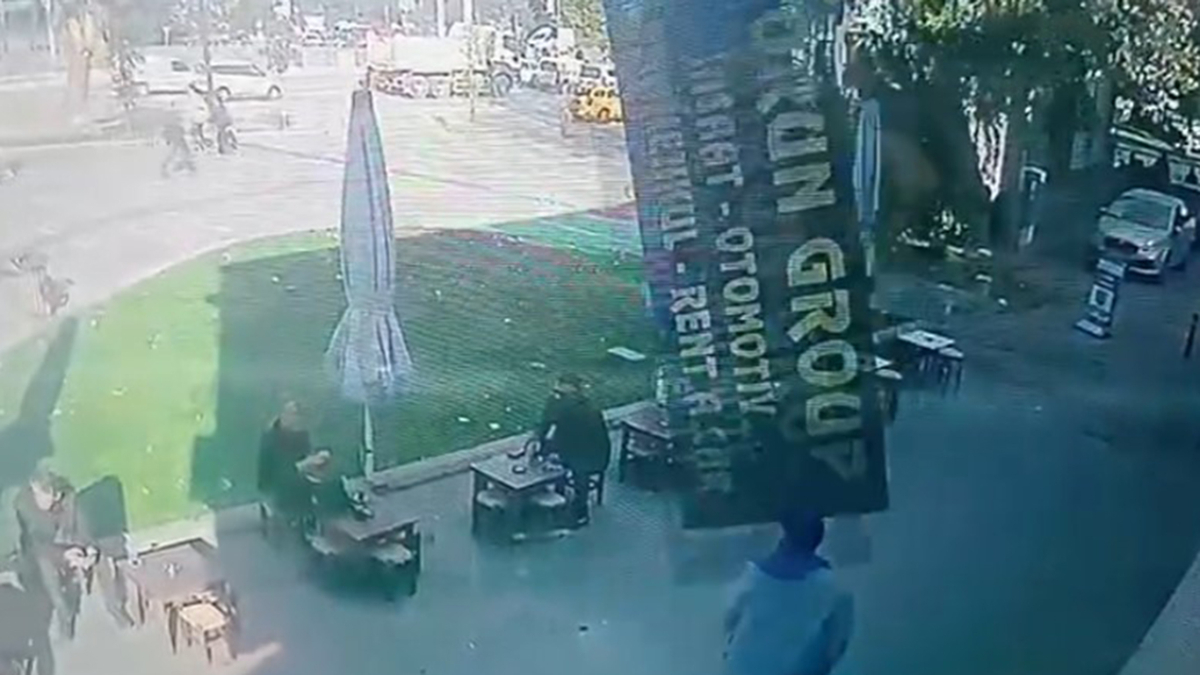 Bursa'da 2 kişi tabelanın altında kalmaktan son anda kurtuldu