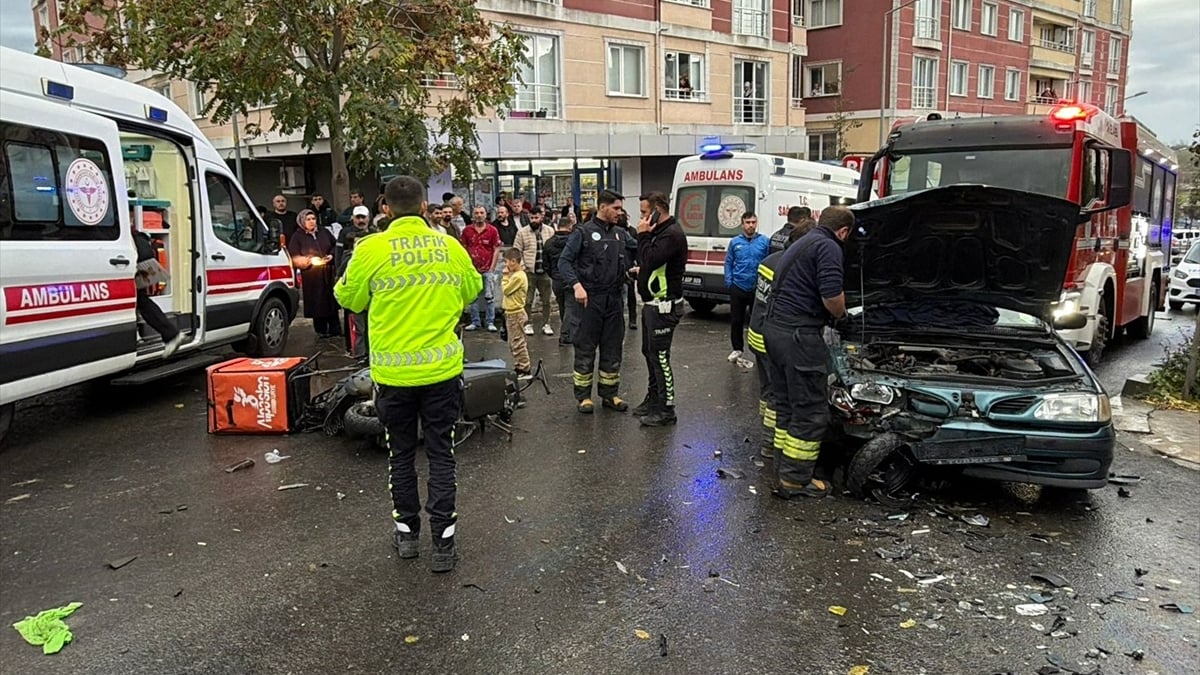 Tekirdağ'da motosiklet ve otomobilin çarpıştığı kaza kamerada