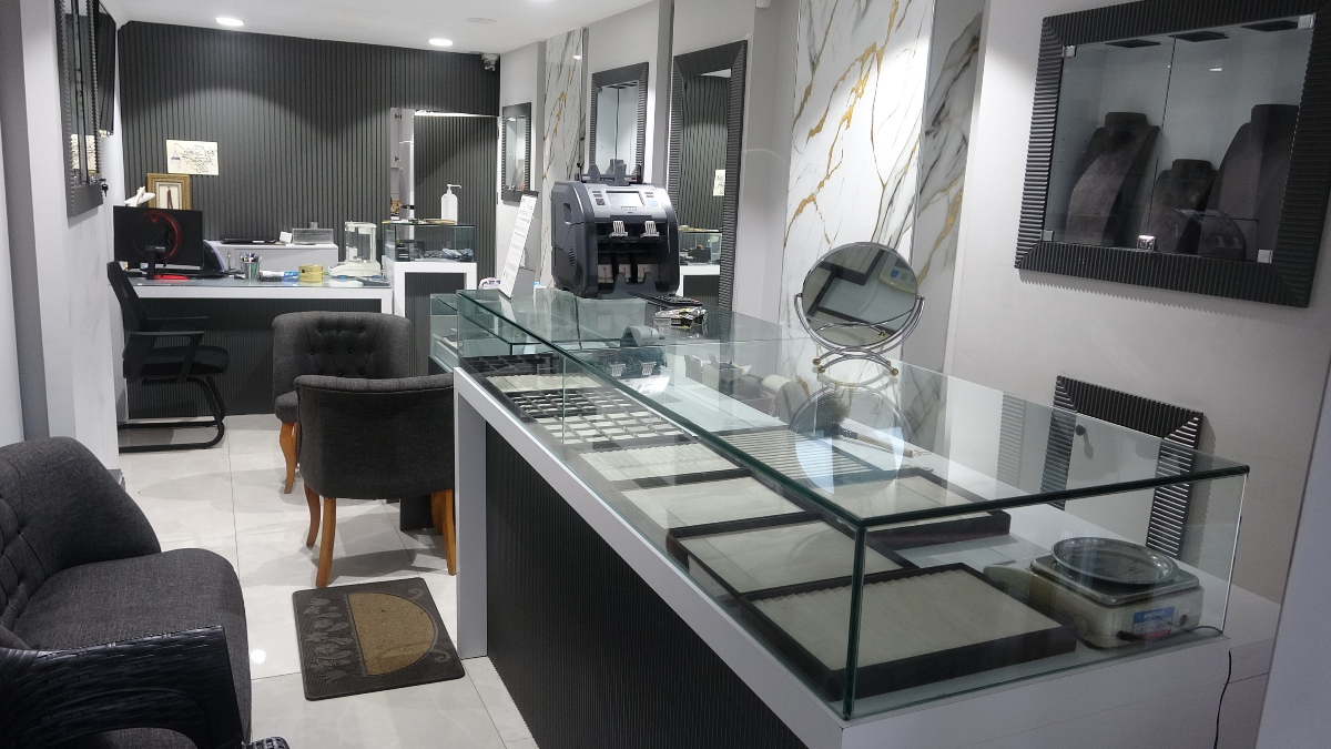 Antalya'da kameraları boyayan hırsızlar kuyumcudan 5 kilo altın çaldı