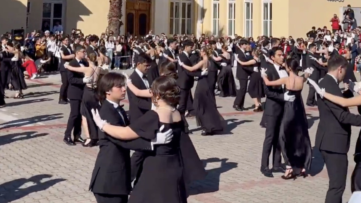 İzmir'de liseliler 29 Ekim'i vals gösterisiyle kutladı