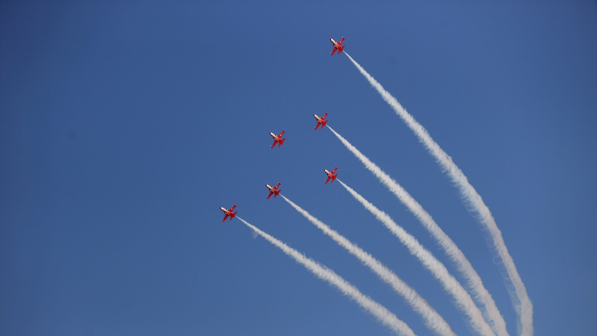Türk Yıldızları'ndan Kırklareli semalarında gösteri uçuşu