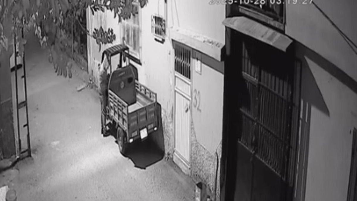 Adana'da yüzünü kapüşonla kapattı: Park halindeki aracı çaldı