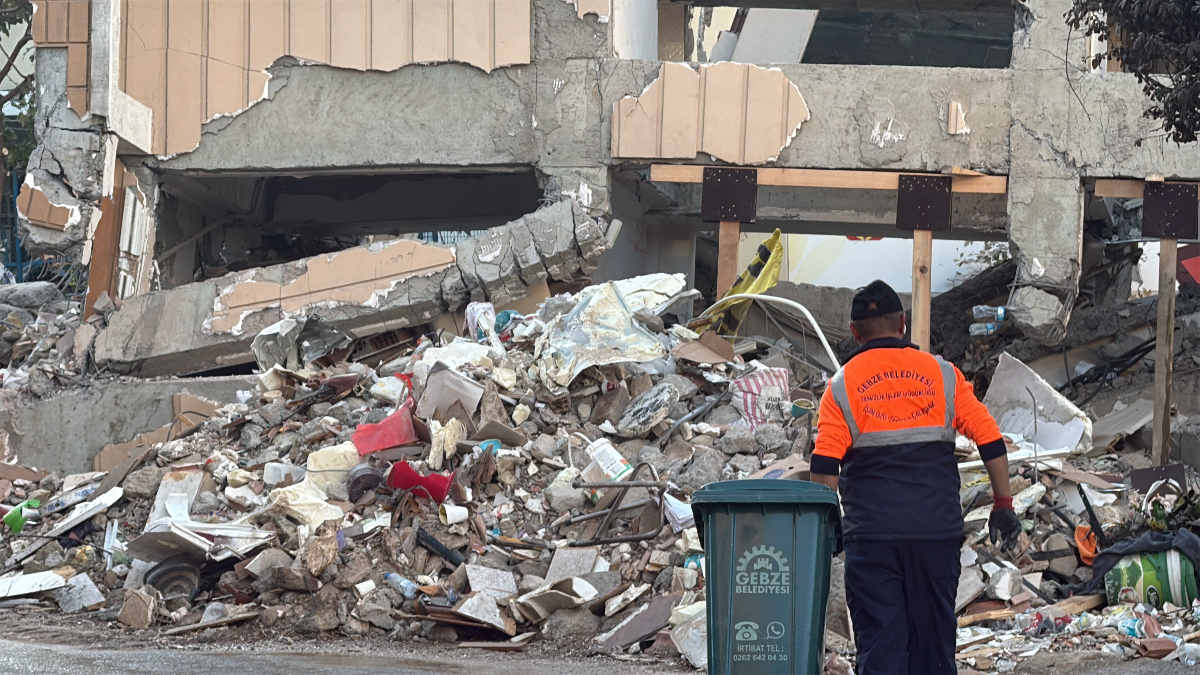 Tragic Discovery: 12-Year-Old’s Body Found Amid Gebze Building Collapse Response