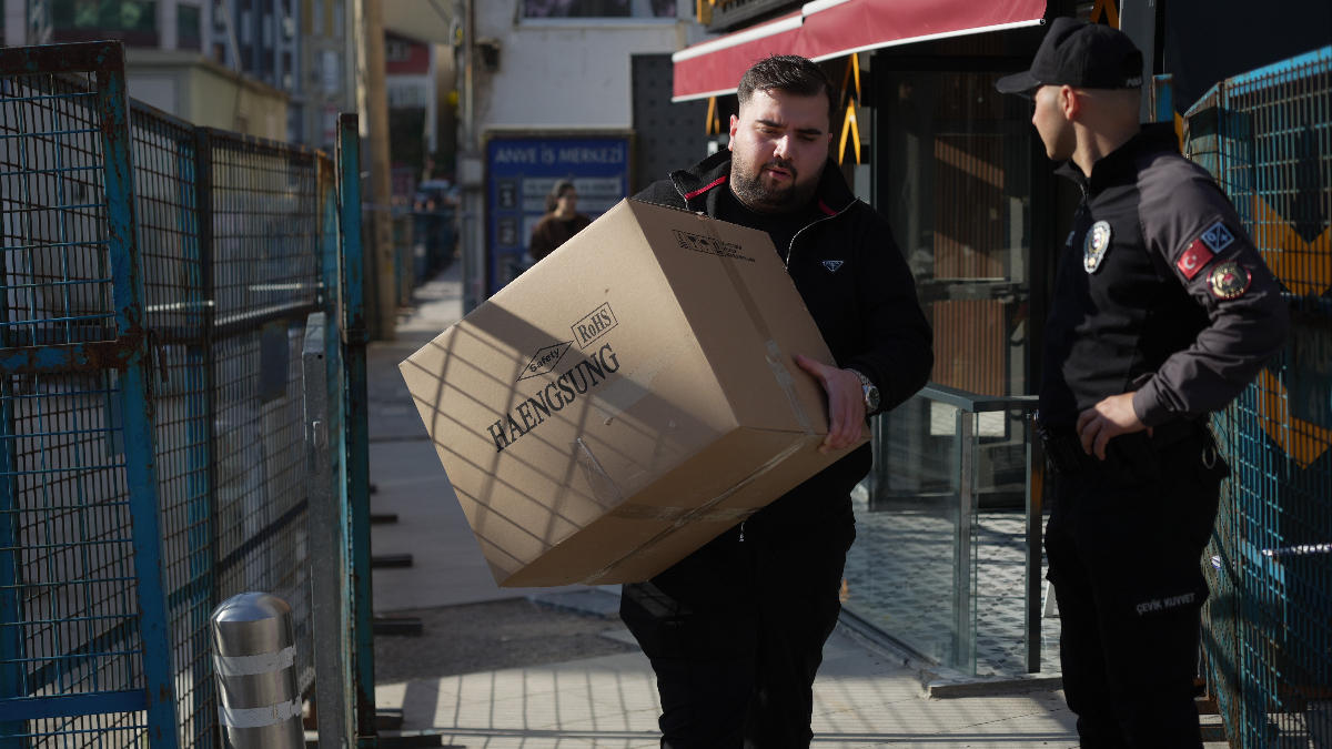 Kocaeli'de boşaltılan 12 binanın sakini, polis kontrolünde eşyalarını aldı