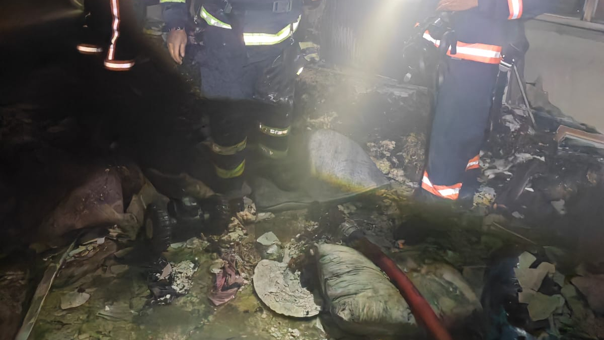 Mardin'de 8 katlı apartmanda yangın: 2 kişi dumandan etkilendi