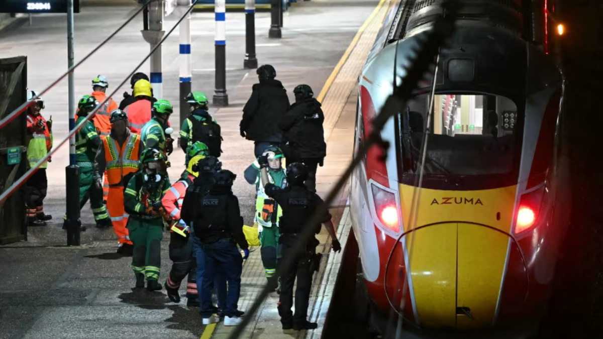 İngiltere'de trende bıçaklı saldırı: 2 kişi yakalandı