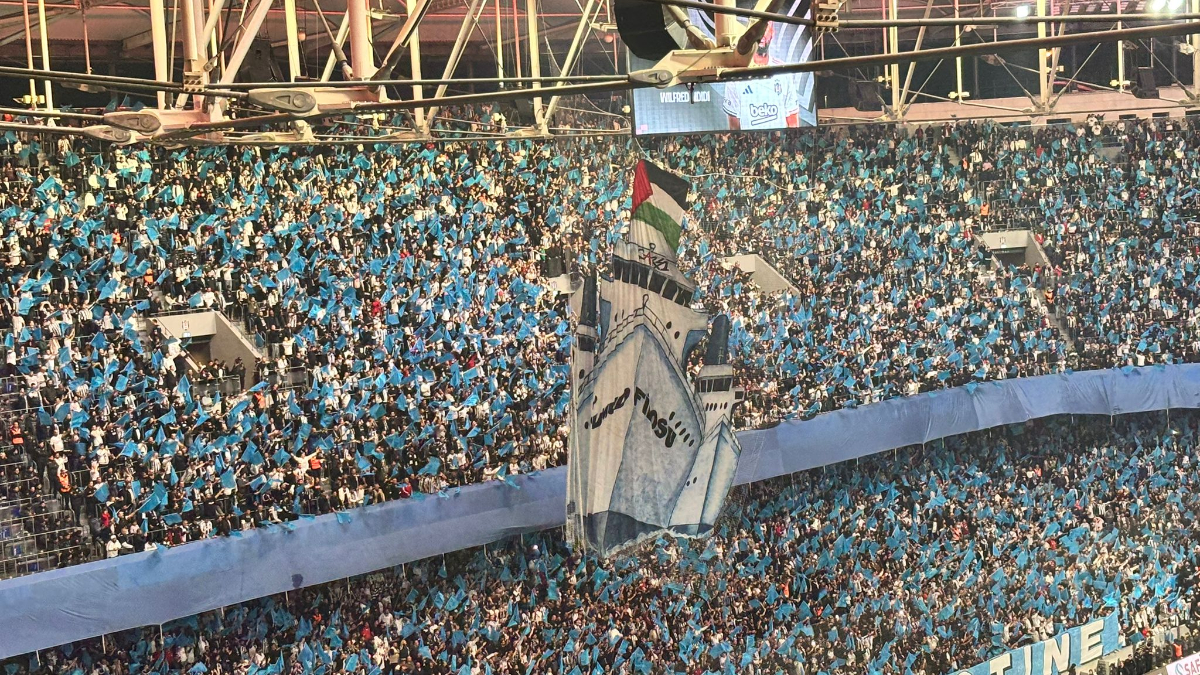 Beşiktaş taraftarından Fenerbahçe maçında koreografi