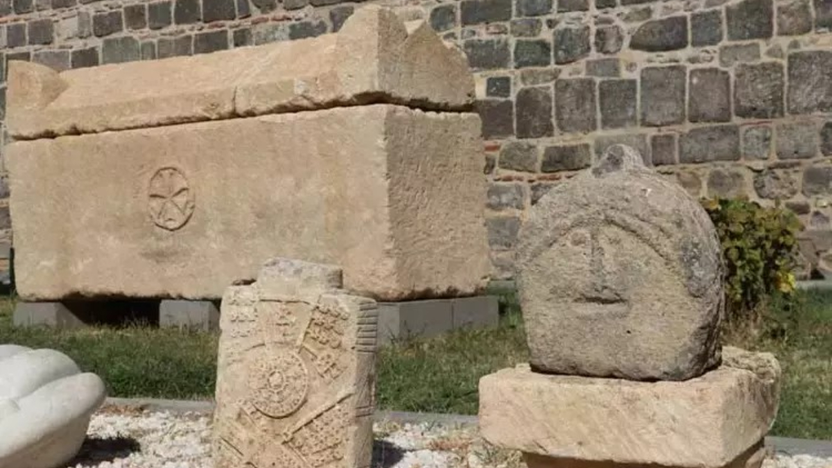 1934'ten beri Diyarbakır'da: İşte "emojili asker mezar taşı"