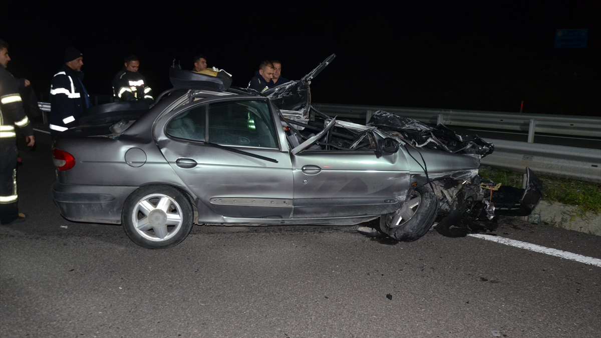 Kütahya'da tırın altına giren otomobilin sürücüsü yaşamını yitirdi