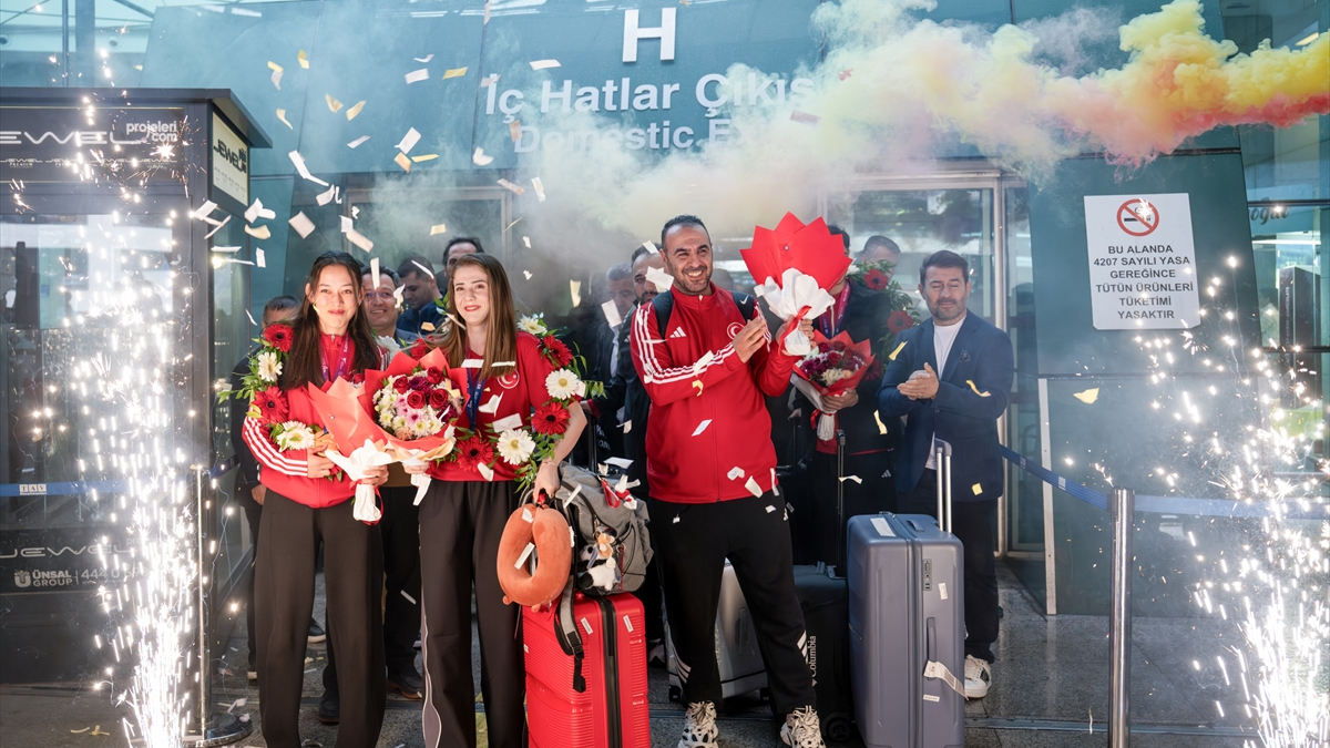 Dünya şampiyonu Tekvando Milli Takımı Ankara'da meşalelerle karşılandı