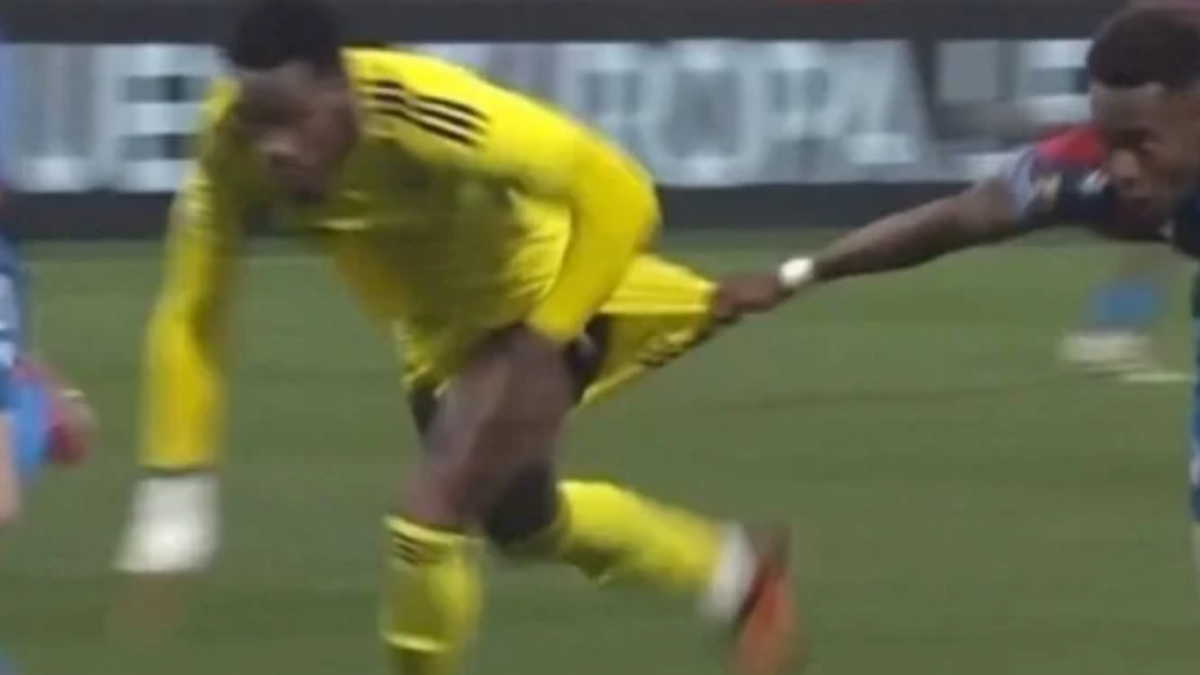 Fenerbahçe'nin penaltı beklediği an! Hakem izleyip vermedi