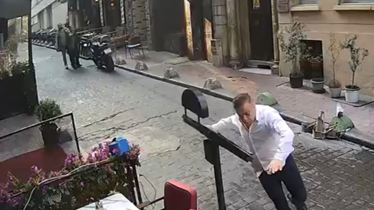 İstanbul İstiklal Caddesi'nde silahlı saldırının görüntüleri çıktı