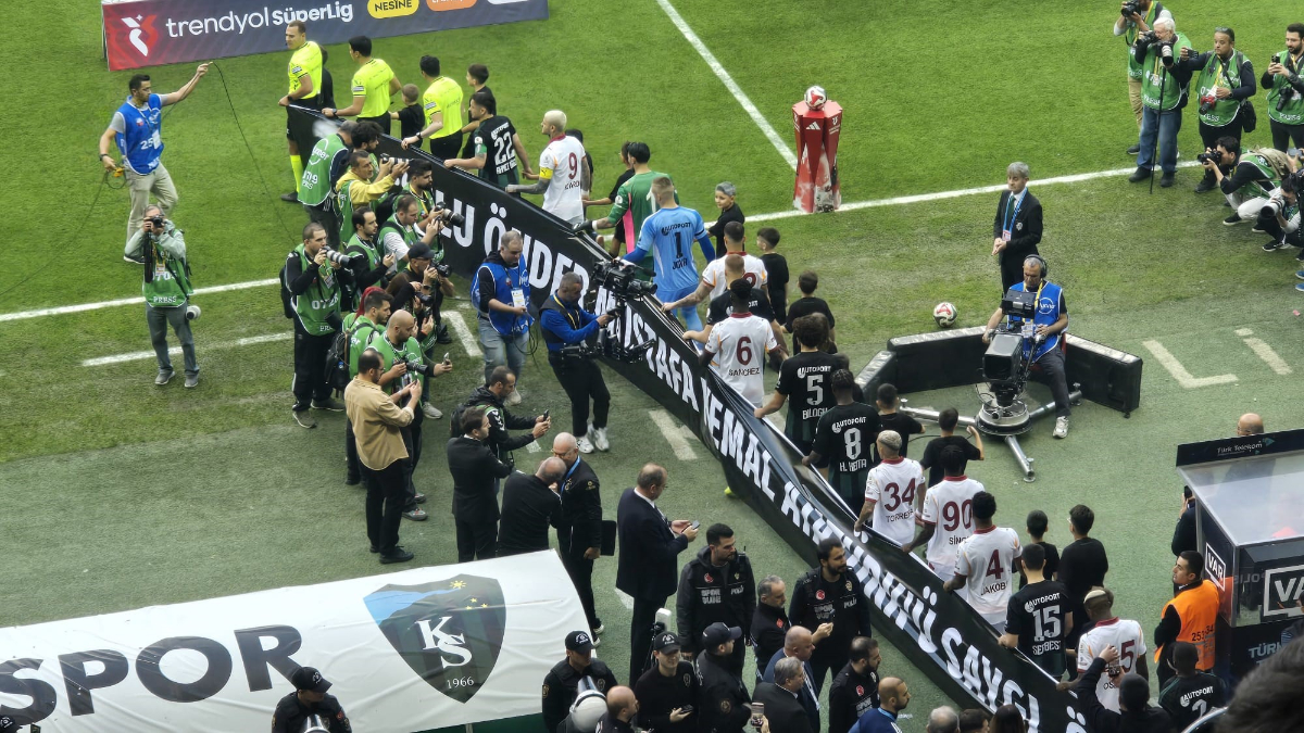 Kocaelispor - Galatasaraylı oyuncular sahaya 10 Kasım pankartıyla çıktı