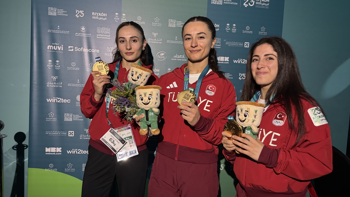 Kadın milli halterciler, 9 altın madalyayı Atatürk'e "armağan" etti