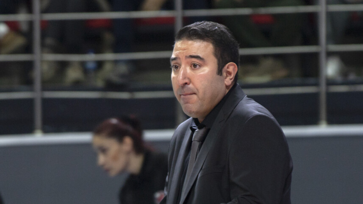 Türk Hava Yolları Kadın Voleybol Takımı'nda Saim Pakkan ile yollar ayrıldı