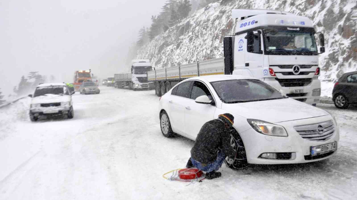 Direksiyona geçmeden iki kere düşünün: İşte karlı yollarda dikkat etmeniz gerekenler