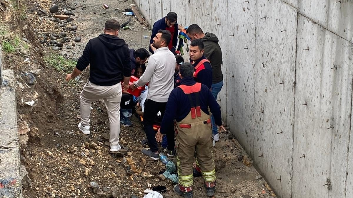 Hatay'da hafif ticari aracın çarptığı genç kadın, kanala düştü