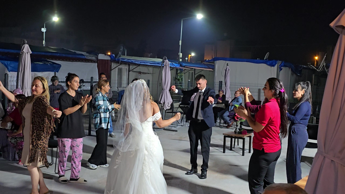 Hatay'daki depremde enkazdan kurtarılan Recep, konteyner kentte dünya evine girdi