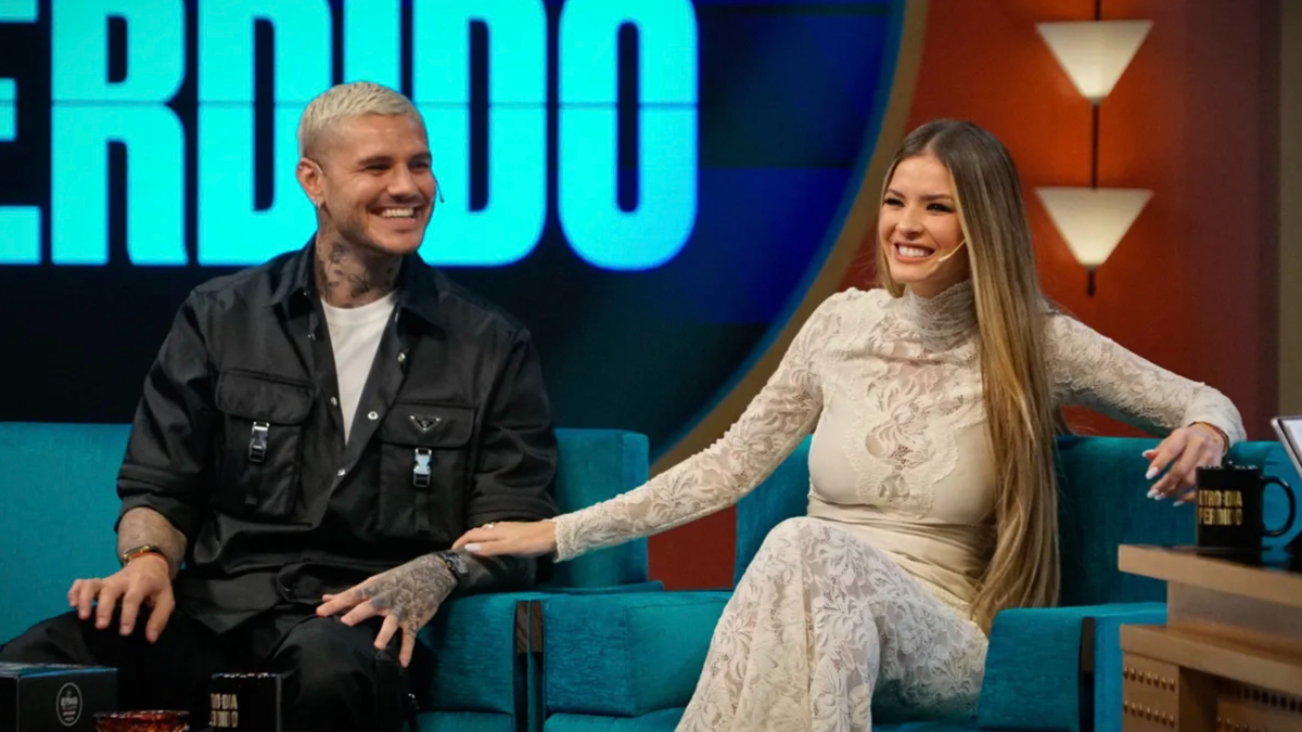 Mario Icardi, sunucuya Galatasaray forması hediye etti