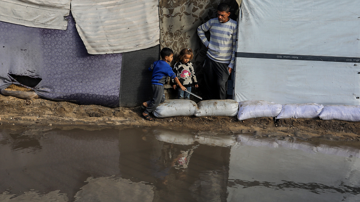 Gazze'de etkili olan yağmur çadırları vurdu: Gazzeli babanın feryadı yürekleri yaktı