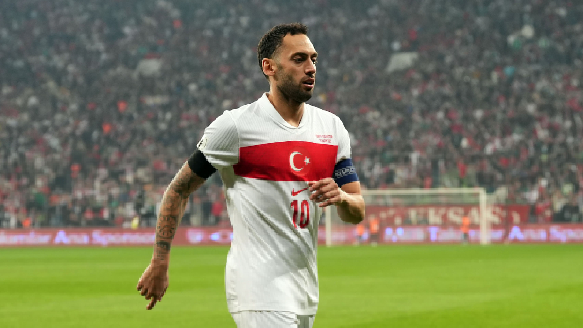 Hakan Çalhanoğlu, Bülent Korkmaz'ı yakaladı