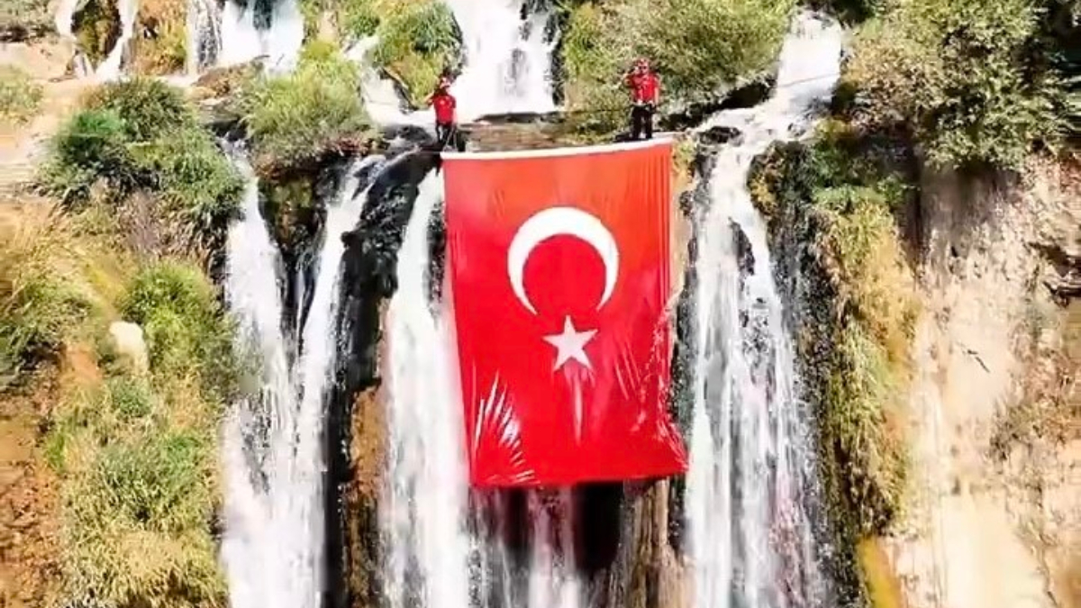 Muradiye Şelalesi'ne JAK Timi'nden Türk bayrağı