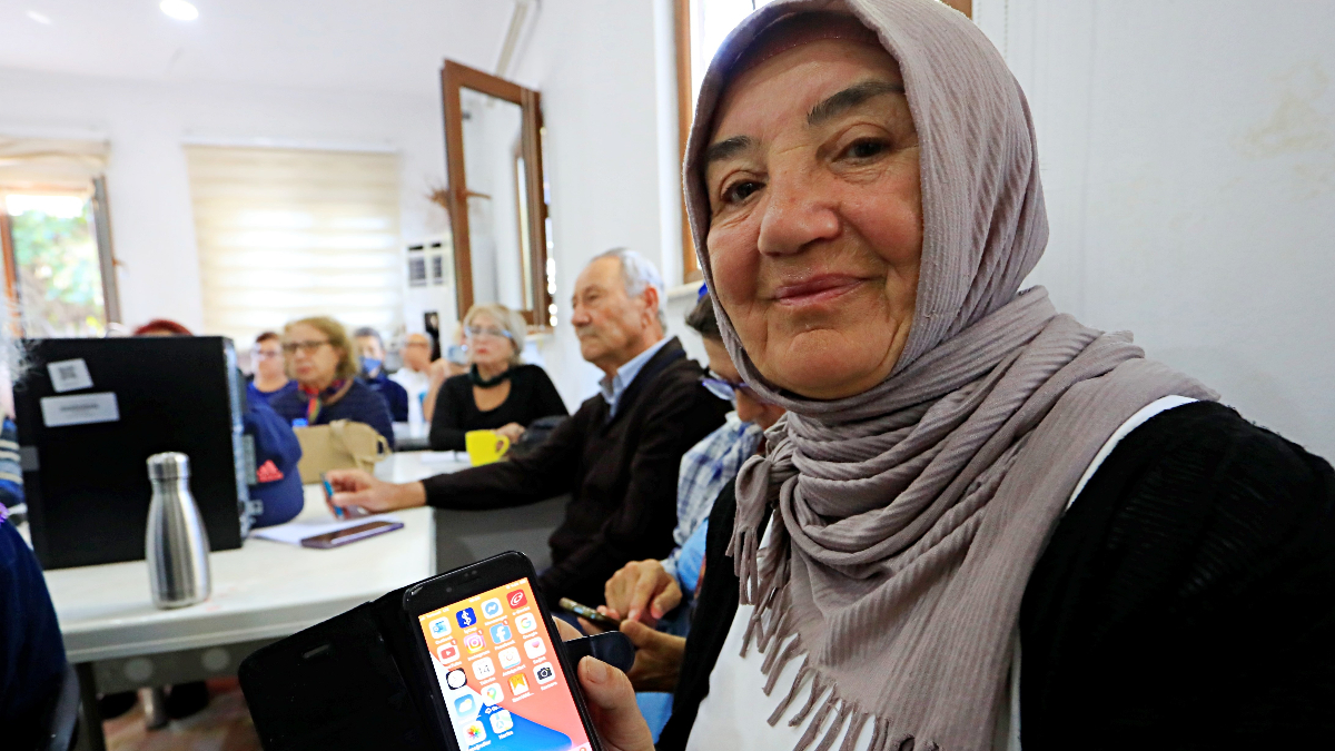 Antalya'da dolandırıcıların hedef kitlesi 60 yaş üzerine akıllı telefon kullanımı eğitimi