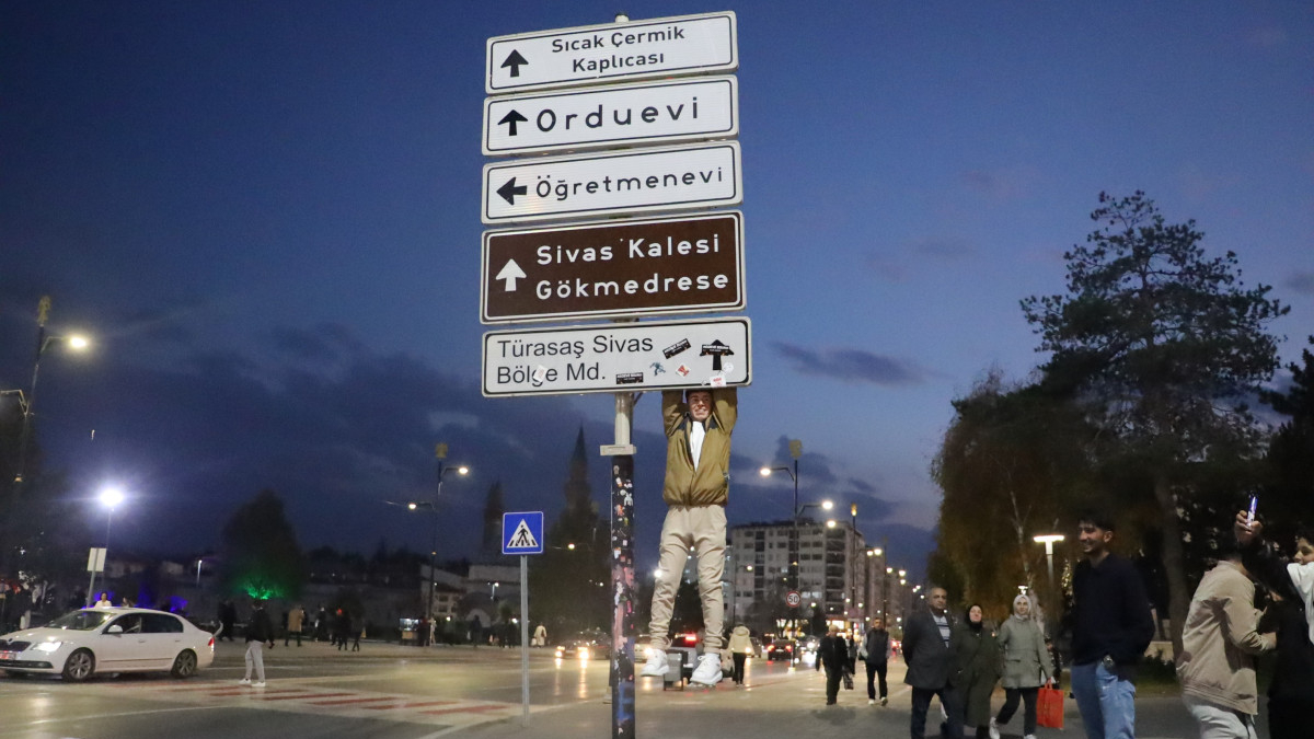 Ankara’da başlayan tabela akımı Sivas'a da sıçradı