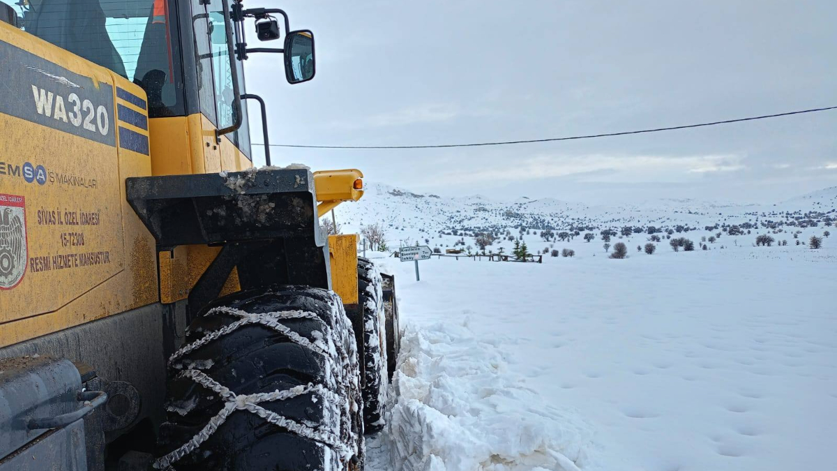 Sivas'ta kar yağışı etkili oldu, yollar kapandı
