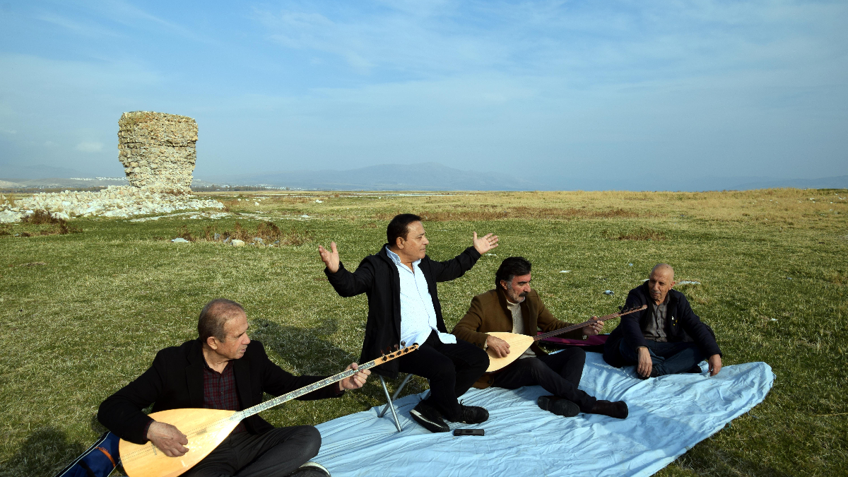 Van Gölü'nde kuraklığa dikkat çekmek için saz çaldılar